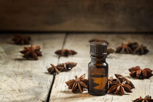 Eterisk olja av anis i en liten brun flaska — Stockfoto