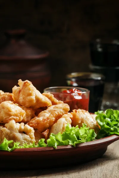 Nuggets, tempura ayam dengan salad hijau dan saus tomat — Stok Foto