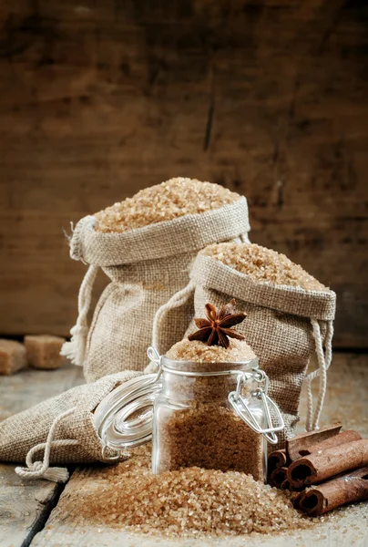 Çuval bezi ve bir cam kavanoza bir yıldız anason ile yapılmış torbalarda kahverengi şeker kamışı