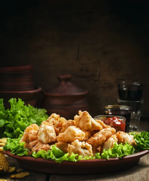 Nuggets, Chicken Tempura mit grünem Salat und Tomatensauce — Stockfoto