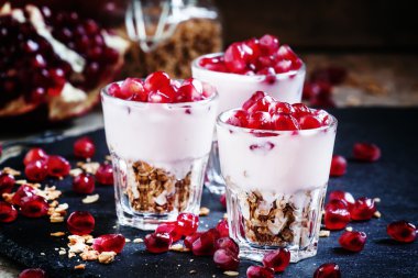 Pişmiş müsli, yoğurt ve nar Kahvaltı