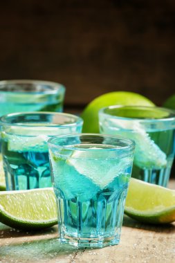 Mavi kokteyl soda ve limon ile