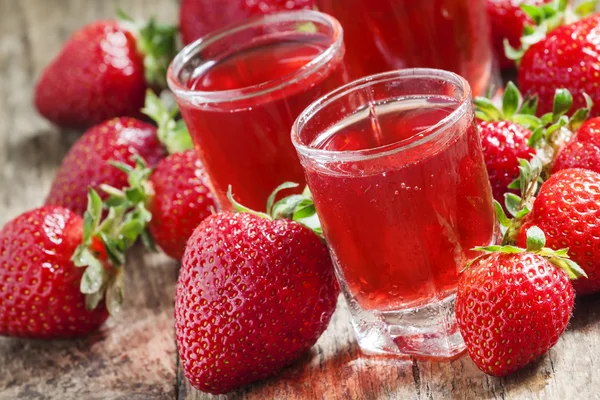 Červená jahodová nápoj a čerstvé jahody — Stock fotografie
