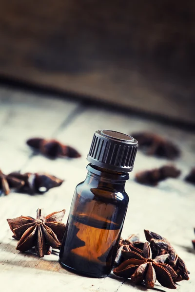 Aceite esencial de anís en una pequeña botella marrón — Foto de Stock