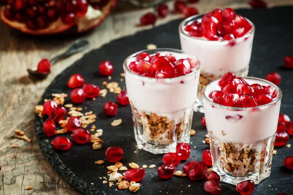 Breakfast with baked muesli, yoghurt and pomegranate — Stock Photo, Image