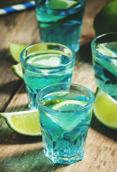 Blauer Cocktail mit Limette und Limette — Stockfoto