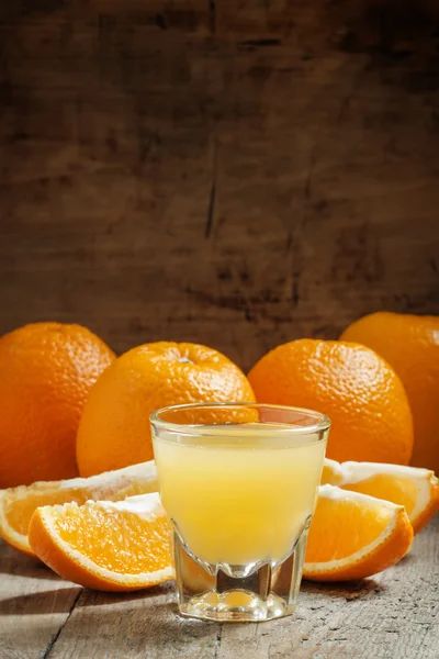 Orangensaft in einem großen Glas — Stockfoto