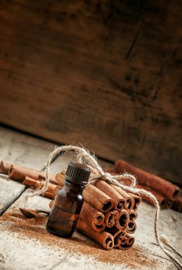 Küçük bir şişe içinde temel tarçın yağı