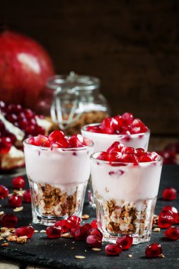Pişmiş müsli, yoğurt ve nar Kahvaltı
