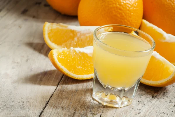 Pomerančová šťáva do velké sklenice — Stock fotografie