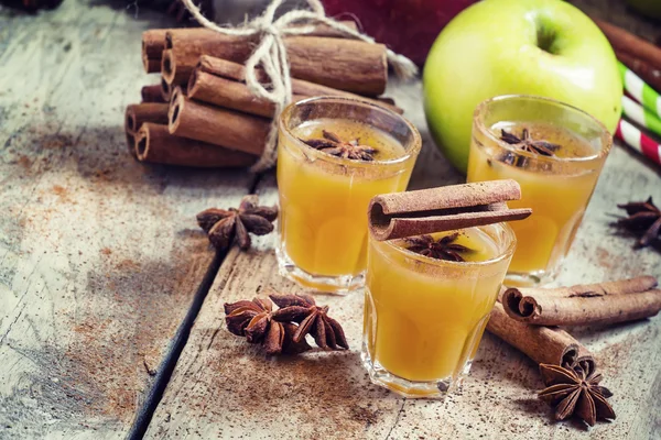 Jablečný mošt s skořice a anýzu — Stock fotografie