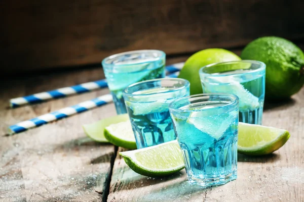 Blauwe cocktail met soda en kalk — Stockfoto