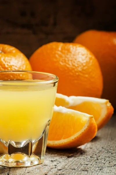 Orangensaft in einem großen Glas — Stockfoto