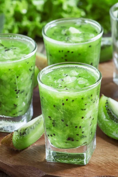 Kiwi-Smoothies, selektiver Fokus — Stockfoto