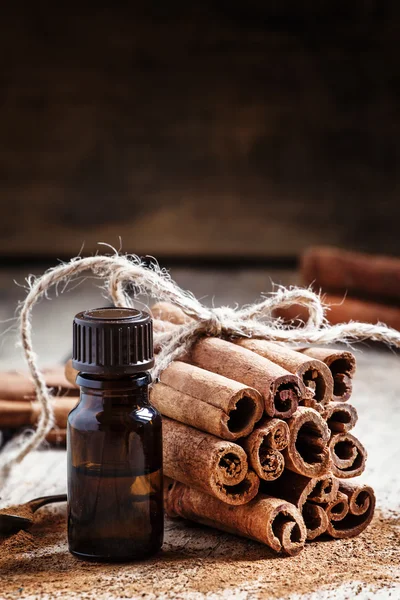 Óleo essencial de canela em uma pequena garrafa — Fotografia de Stock