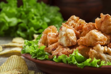 Yeşil salata ve domates sosu ile tempura, tavuklu 