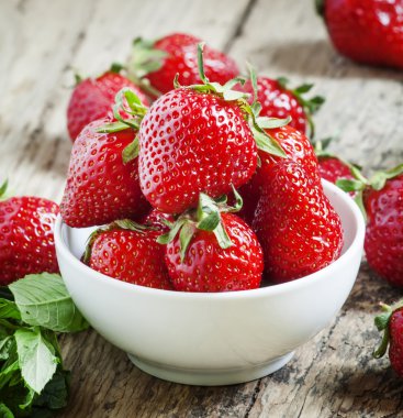 Bir kase taze bahar çilek 