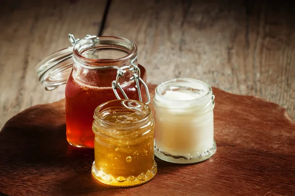 Drei Arten von Honig in Gläsern — Stockfoto