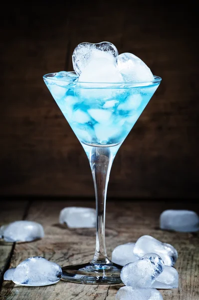 Blå cocktail i ett Martiniglas med hjärtformade is — Stockfoto