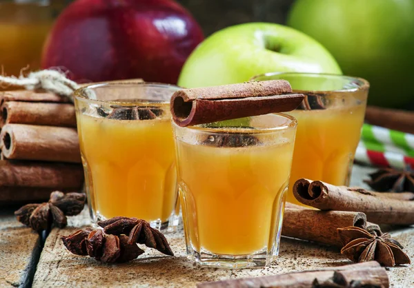 Cidra de maçã com canela e anis — Fotografia de Stock