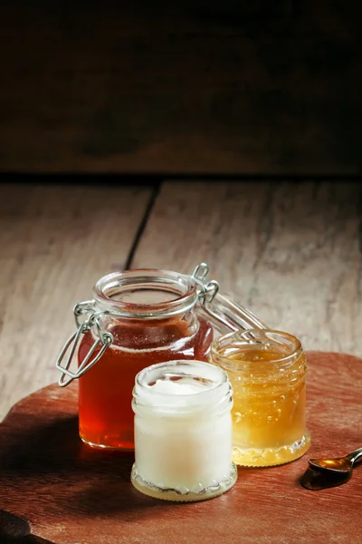 Three types of honey in jars — Stock Photo, Image