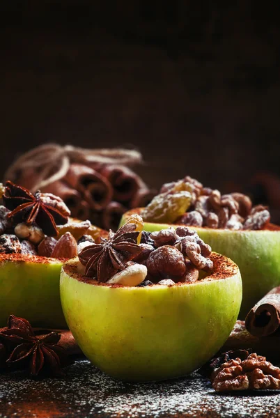 Pişirme için hazırlanan yeşil kış elma 