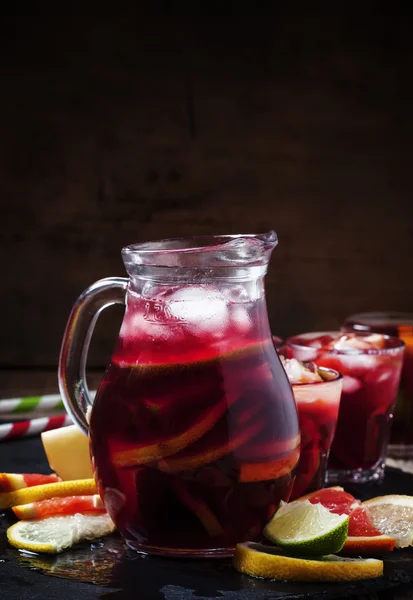 Sangria em jarro com fatias de frutas e gelo — Fotografia de Stock