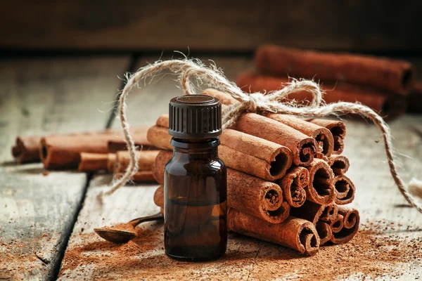 Óleo essencial de canela em uma pequena garrafa — Fotografia de Stock