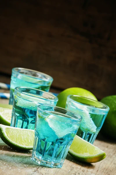 Blauer Cocktail mit Limette und Limette — Stockfoto