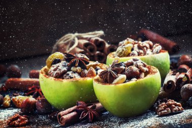 Pişirme için hazırlanan yeşil kış elma 