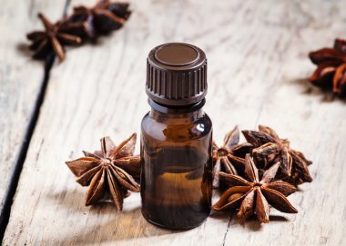 Küçük bir kahverengi şişe içinde anason önemli petrol 