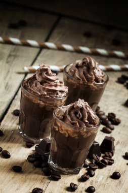 Çikolata-kahve tatlı krema ile