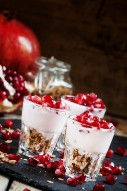 Pişmiş müsli, yoğurt ve nar Kahvaltı