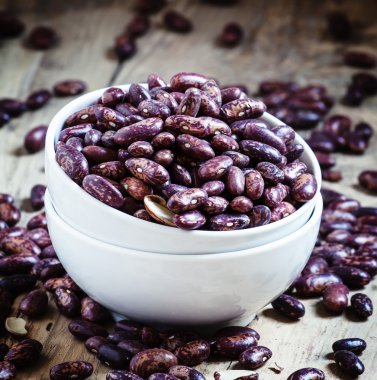 Mor-kahverengi bir beyaz porselen kase kuru fasulye 