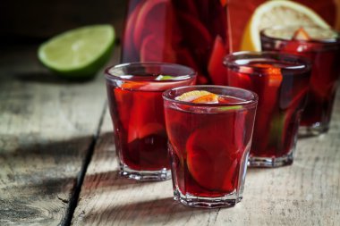 Meyve gözlük ve eski ahşap zemin üzerinde bir sürahi Sangria