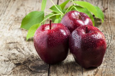 Elma kırmızı ve bordo su damlaları ile 