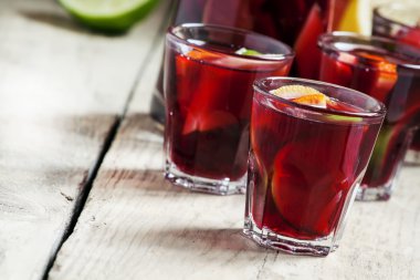 Meyve gözlük ve eski ahşap zemin üzerinde bir sürahi Sangria