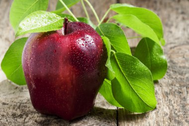 Kırmızı ve bordo apple ile su damlaları  