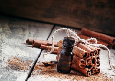 Küçük bir şişe içinde temel tarçın yağı