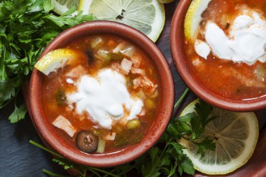 Eve et çorbası ekşi krema ile 