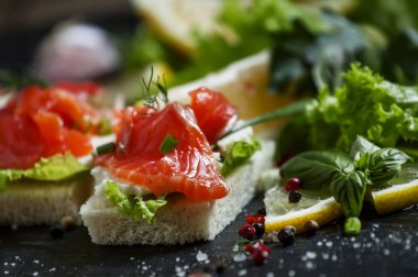 Tuzlu somon, yumuşak peynir ve yeşil salata ile küçük sandviçler