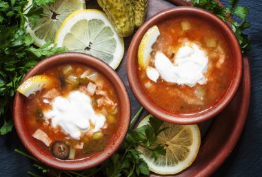 Eve et çorbası ekşi krema ile 