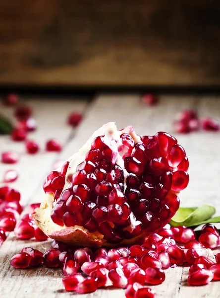 Romã descascada fresca com feijão vermelho rubi — Fotografia de Stock