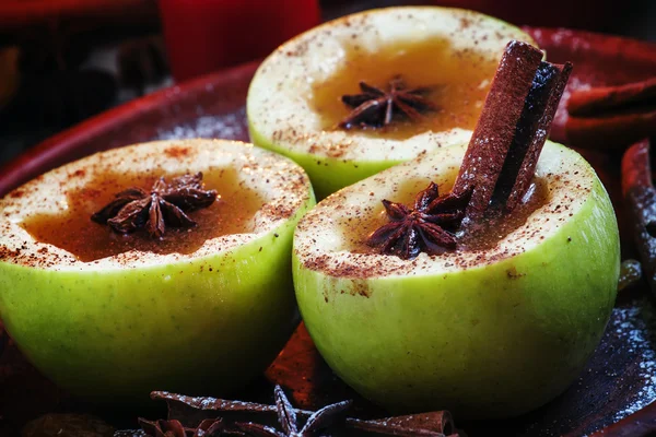 Яблочные яблоки с корицей и анисом — стоковое фото