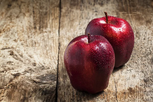 Roter und weinroter Apfel mit Wassertropfen — Stockfoto