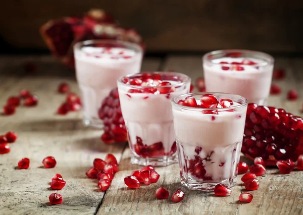 Hemgjord yoghurt med granatäpple — Stockfoto