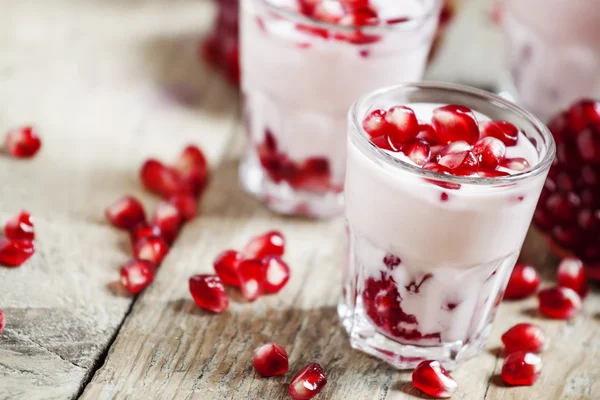 Hemgjord yoghurt med granatäpple — Stockfoto