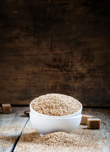 Коричневый сахар в белой фарфоровой миске — стоковое фото