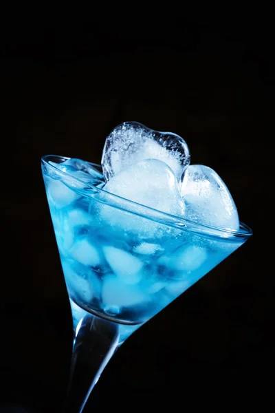 Blauer Cocktail im Martini-Glas mit herzförmigem Eis — Stockfoto