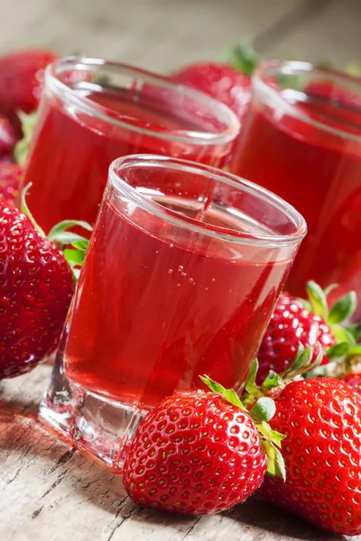 Červená jahodová nápoj a čerstvé jahody — Stock fotografie